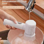 Cepillo eléctrico eliminando grasa y moho de juntas de azulejos en cocina y baño